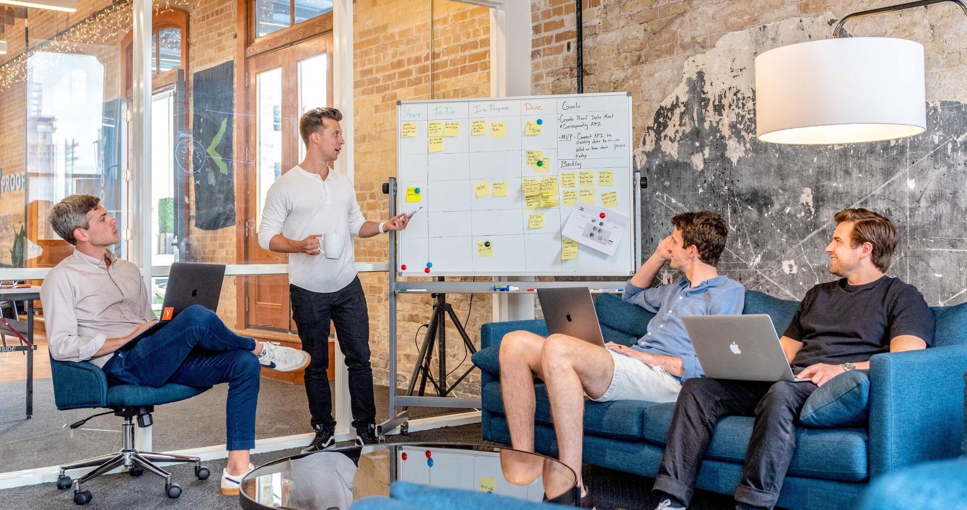 Dirigeant d'entreprise entrain de déléguer certaines tâches pour optimiser sa gestion du temps