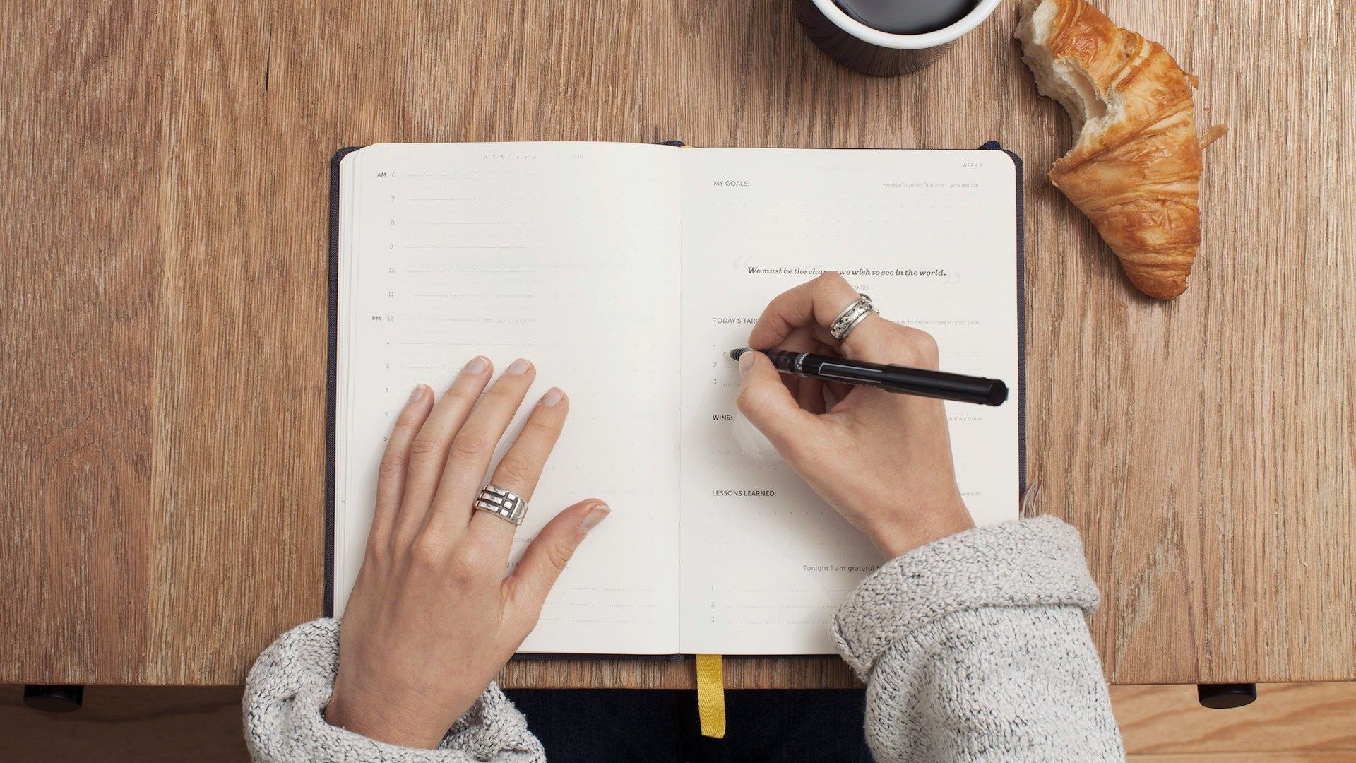 Photo d'une personne écrivant dans un livre illustrant le besoin de se fixer des objectifs