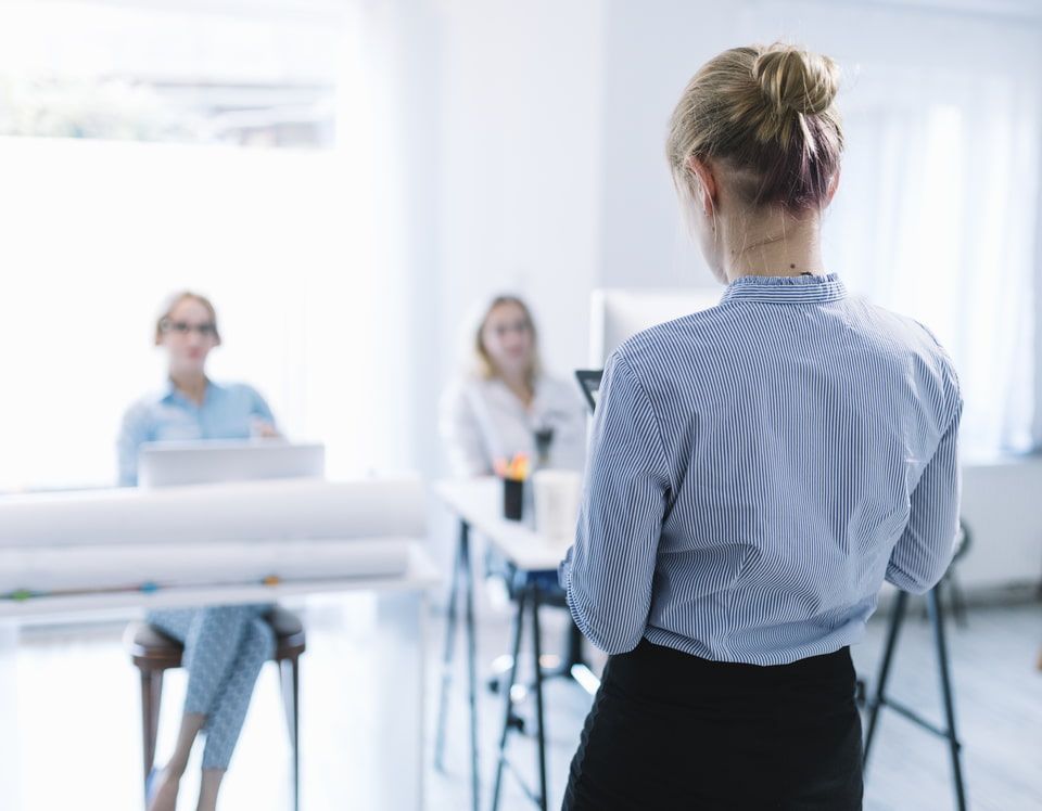Entretien avec un jury pour l’obtention d’une VAE.