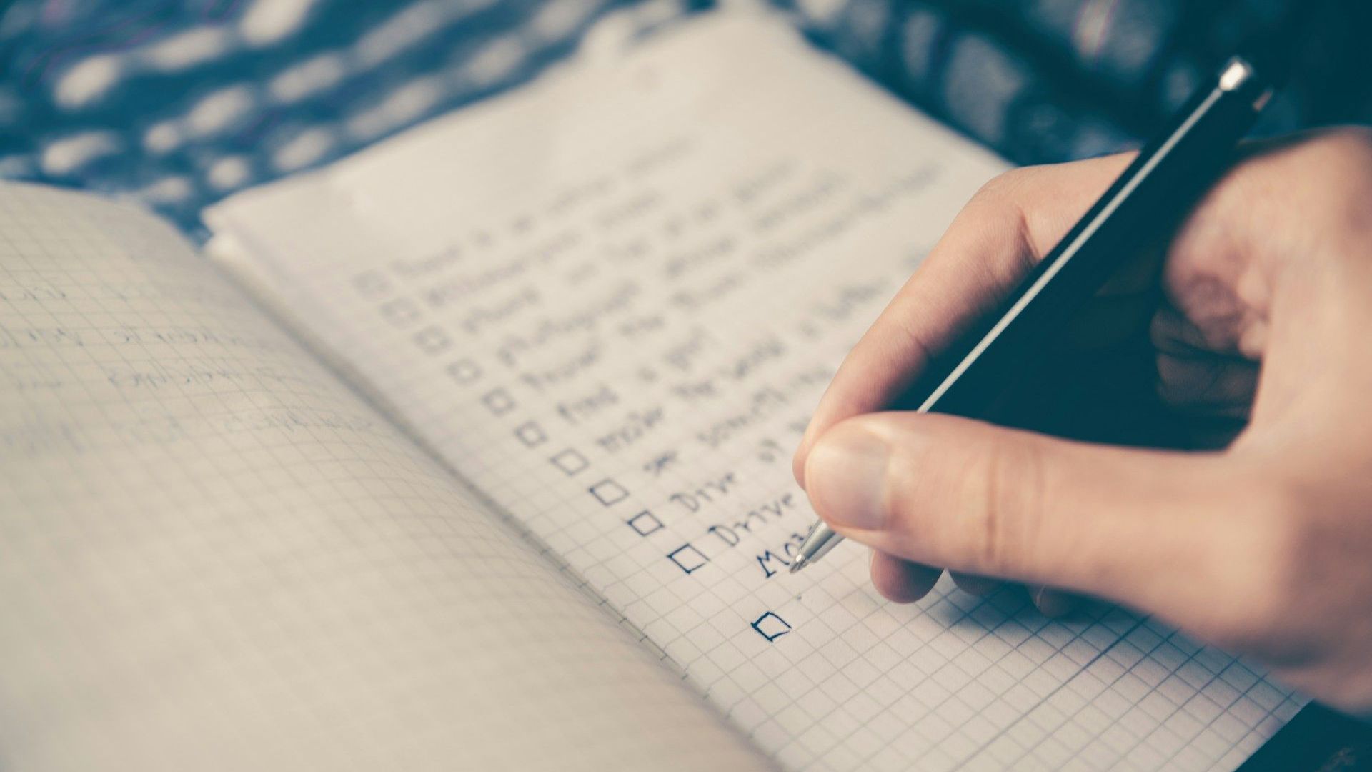 Photo d'une personne créant une checklist illustrant le besoin de s'auto-évaluer dans