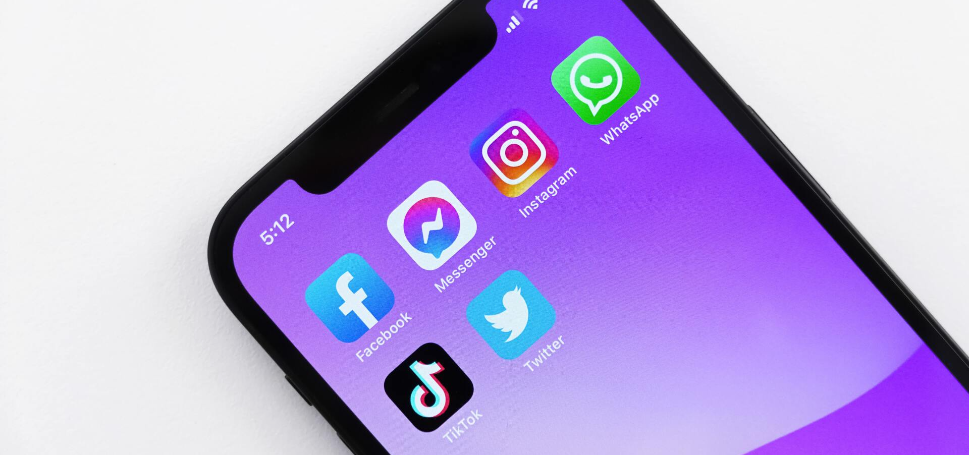 Photo d'un Iphone avec des application de réseaux sociaux comme instagram, tiktok et facebook.