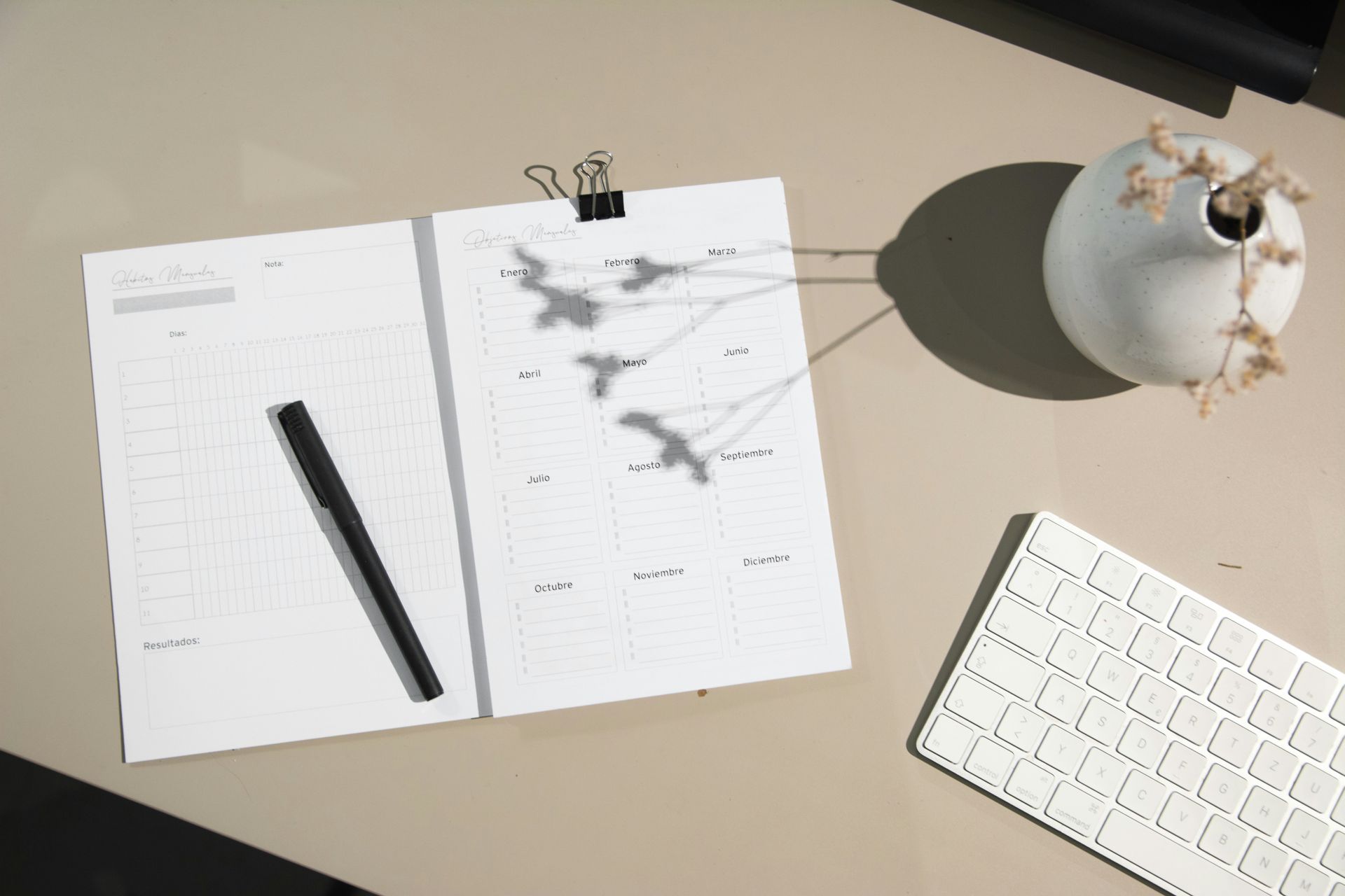 Photo d'un planning avec un stylo représentant l'organisation nécessaire au bilan de compétences.