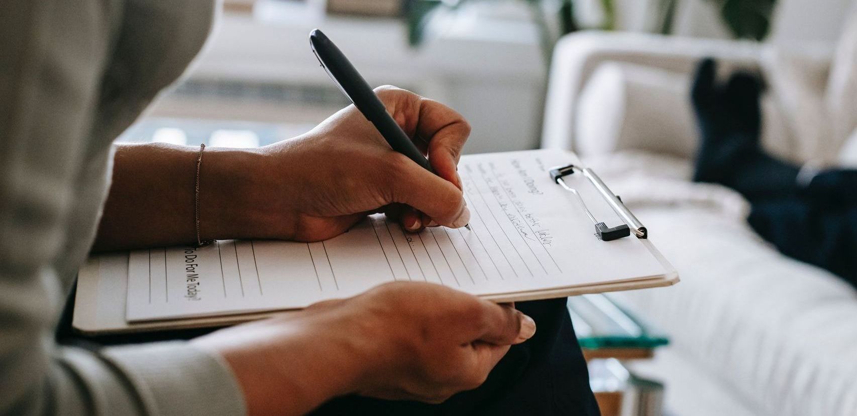 Femme entrain d'écrire sur un formulaire son projet de reconversion professionnelle