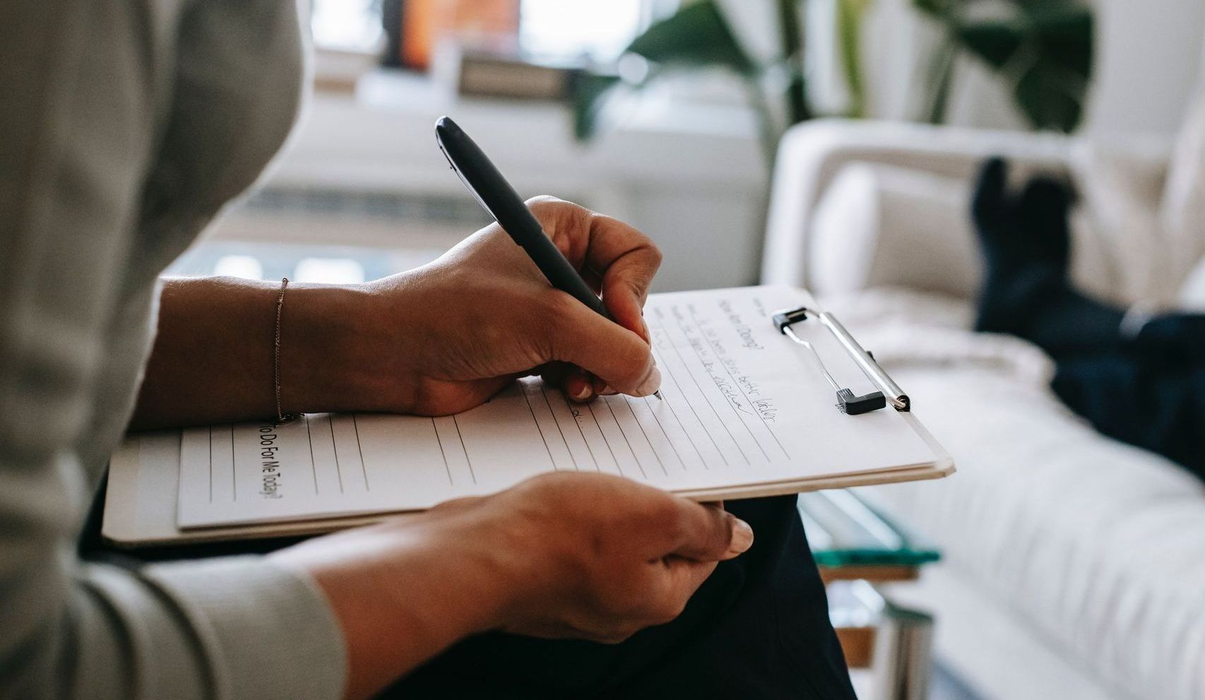 DRH entrain de rédiger une annonce d'emploi pertinente pour attirer les bons candidats