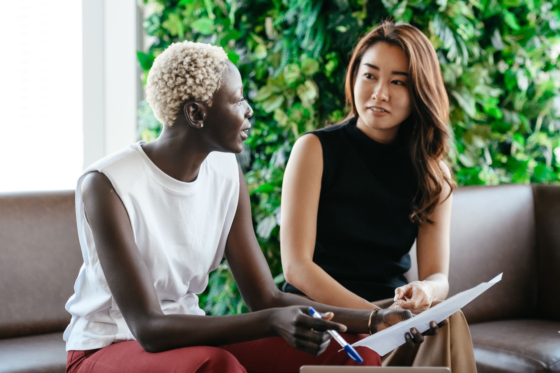Expert en reconversion aidant une personne à faire son bilan de compétences.