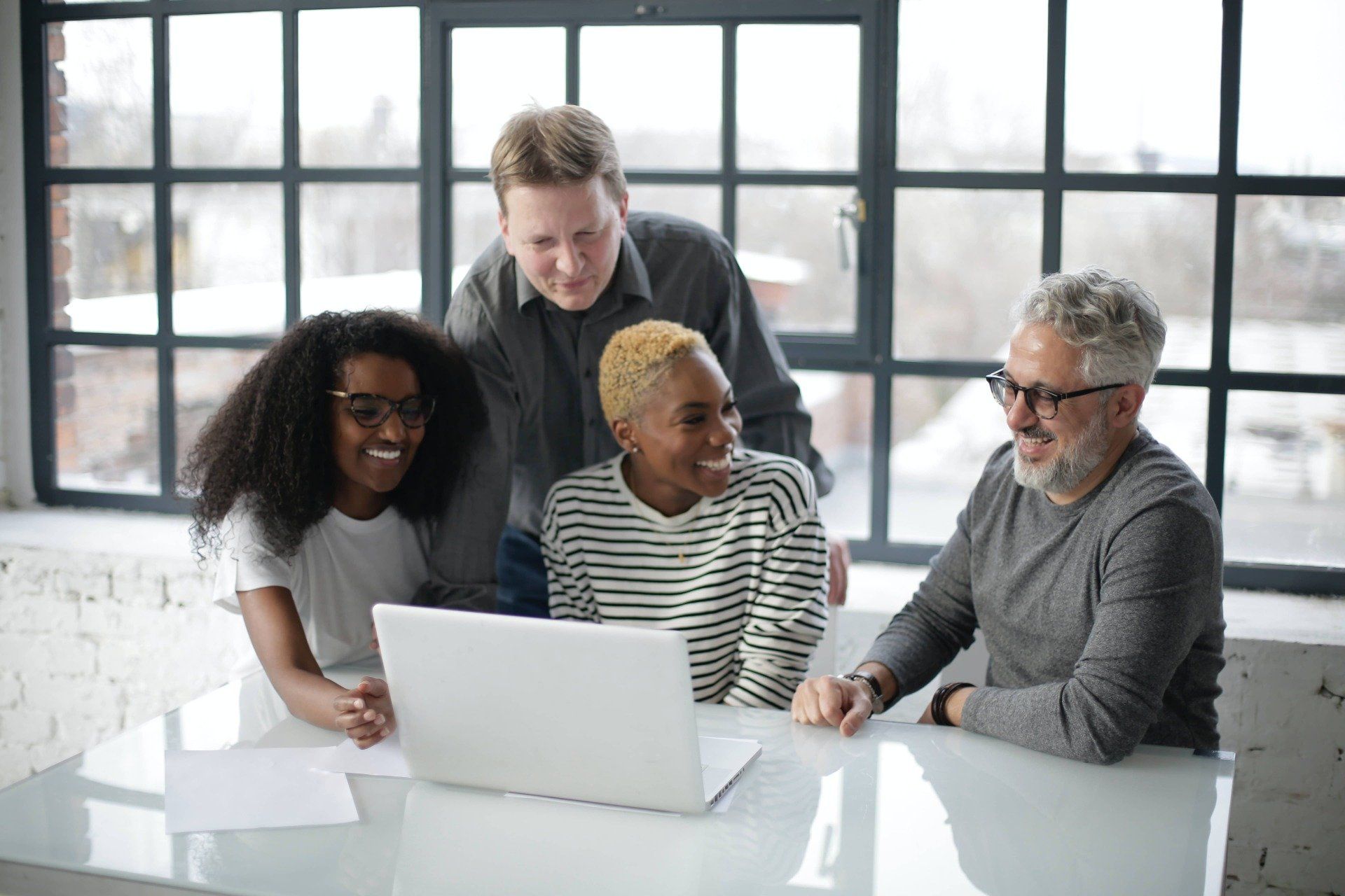 Une équipe de collaborateurs échangent avec le DRH