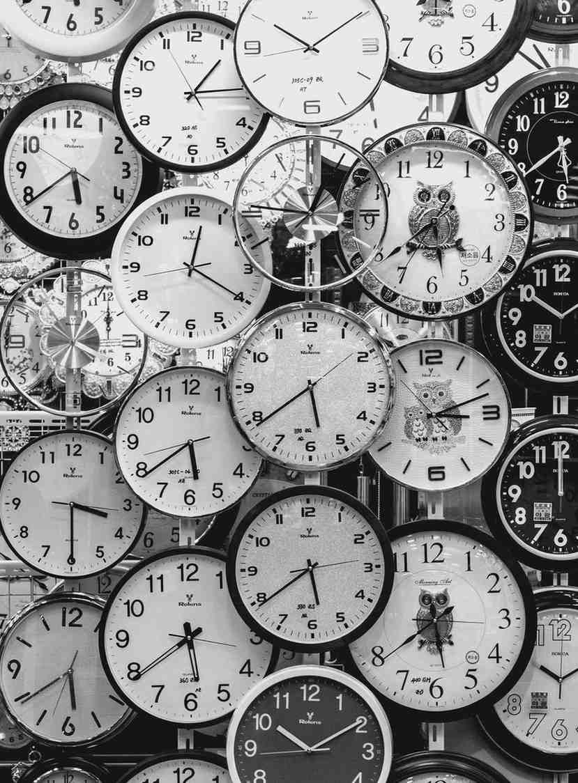 Photo de plusieurs horloges représentant la gestion du temps des Dirigeants d'entreprise.