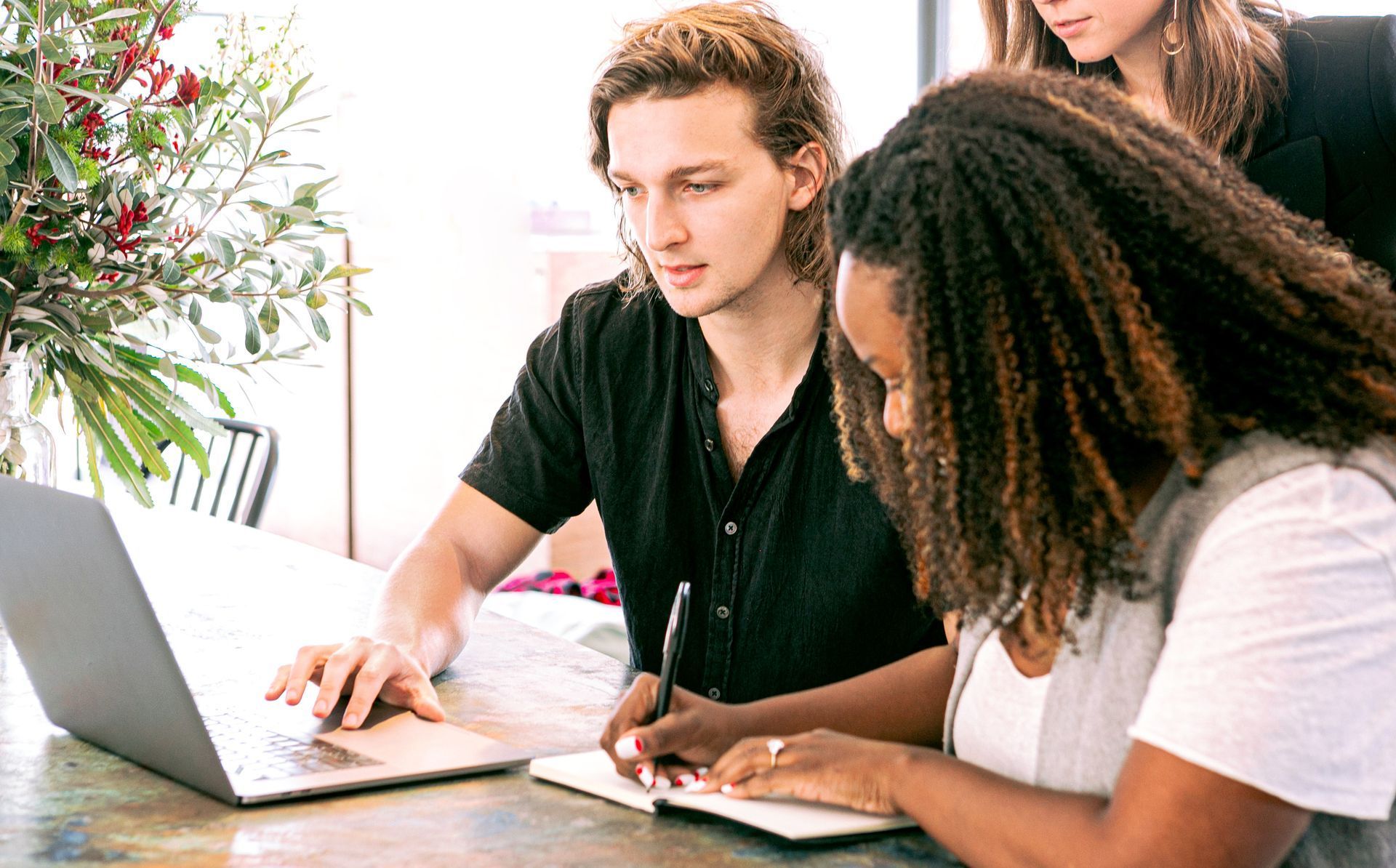 Une équipe RH entrain de travailler sur un ordinateur pour définir le profil idéal pour le poste