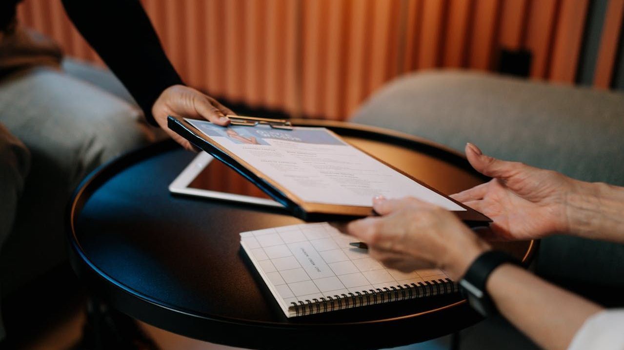 personne donnant son cv pour une alternance