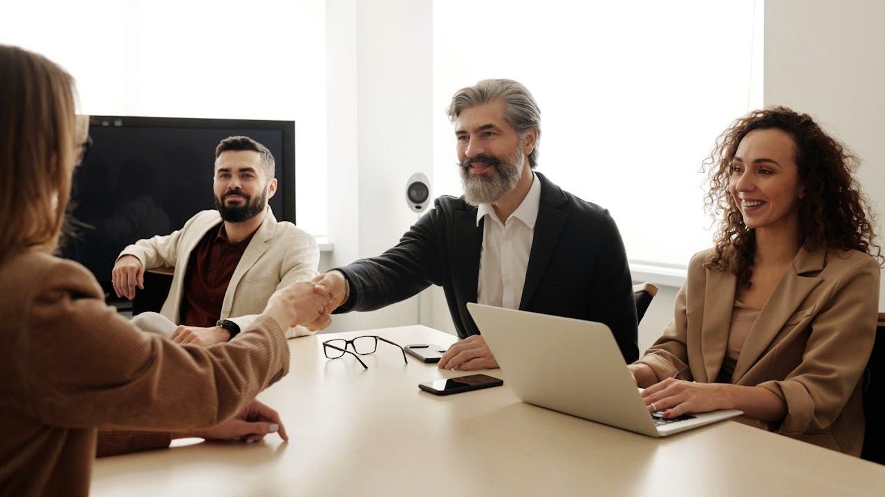 une équipe d'experts en reconversion souriants lors d'une session de bilan de compétences à Angers.