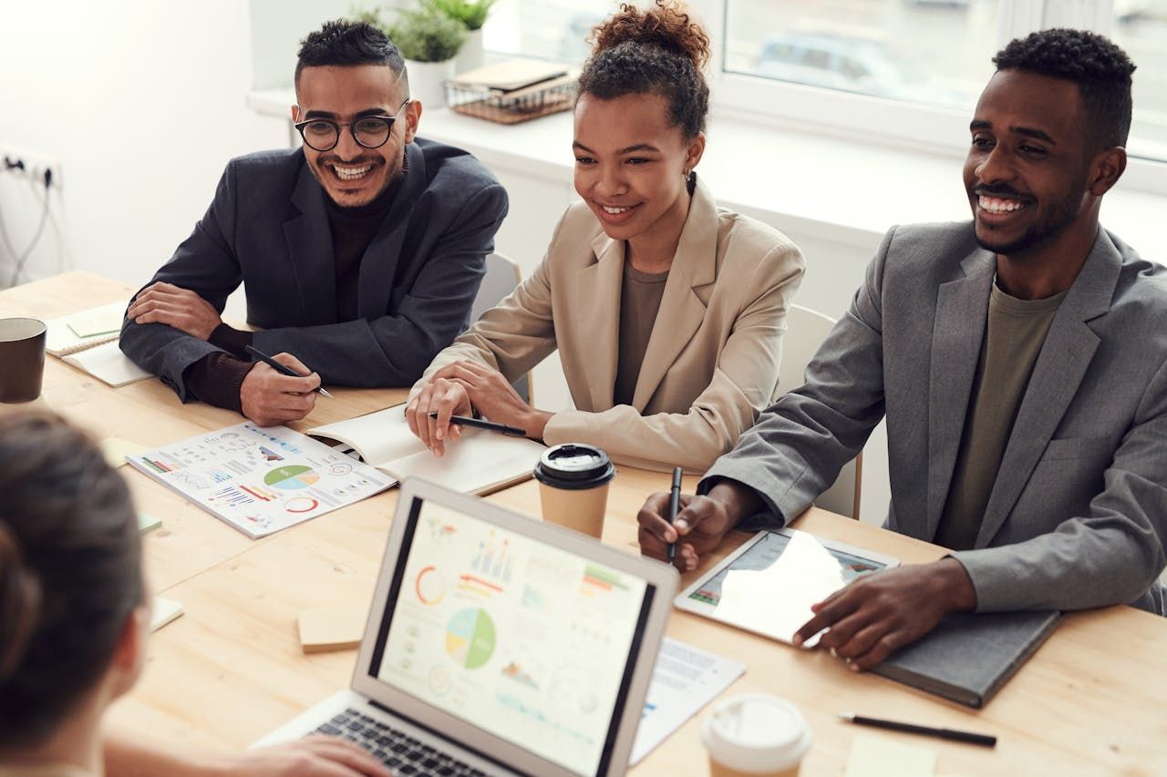 une équipe d'experts en reconversion souriants lors d'une session de bilan de compétences à Annecy.