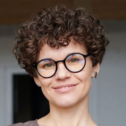 Une femme ravie après avoir réalisé une formation en création d'entreprise chez AFDE.