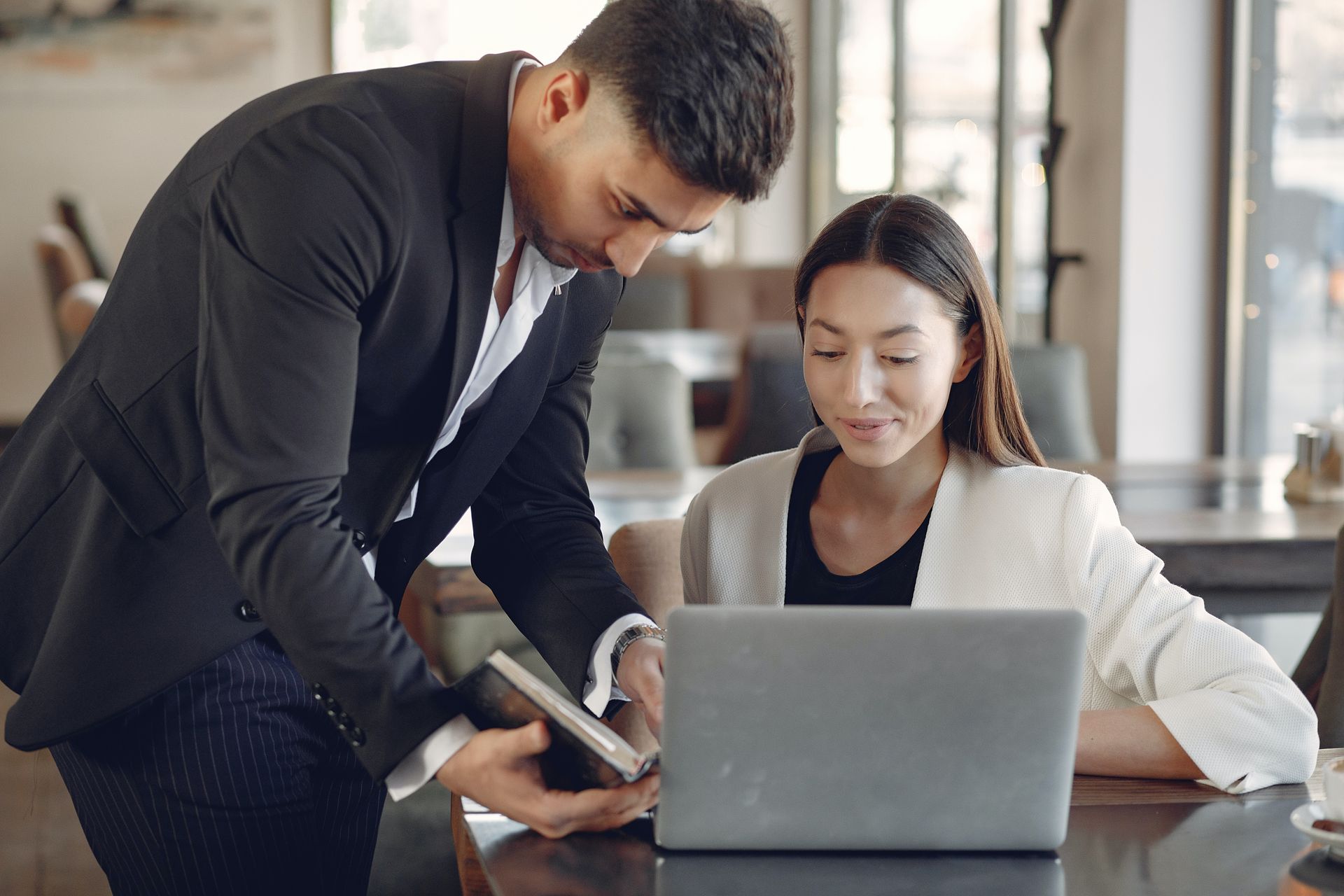 Un homme et une femme en tenue professionnelle travaillent sur un bilan de compétences