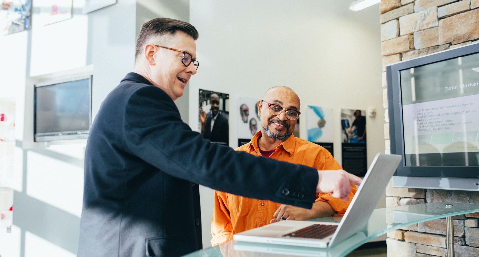 Personne réalisant un bilan de competences avec un professionnel en reconversion professionnel.