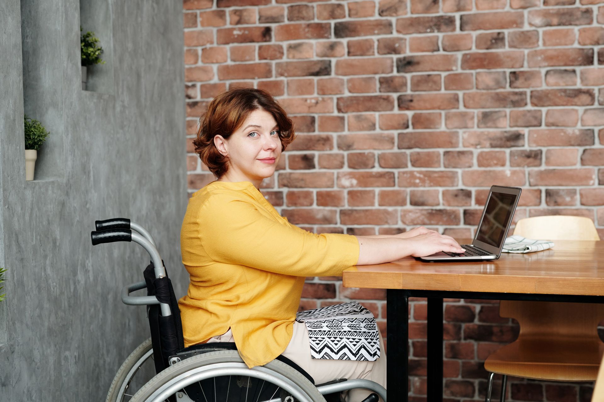 Personne handicapée suivant une formation à distance sur un ordinateur