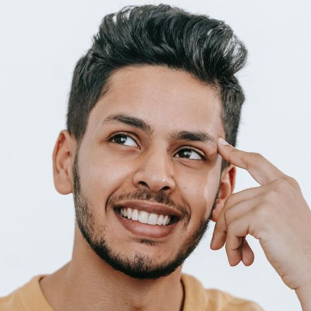 Une homme souriant après avoir réalisé une formation en création d'entreprise chez AFDE.