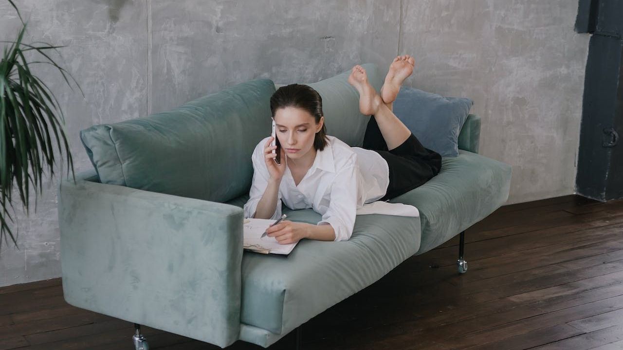 Photo d'une personne allongée sur son canapé
