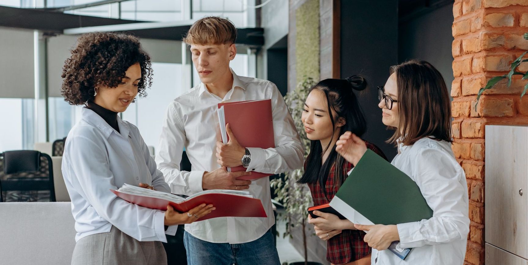 Manager ou dirigeant présentant le projet de formation continue à l'équipe.