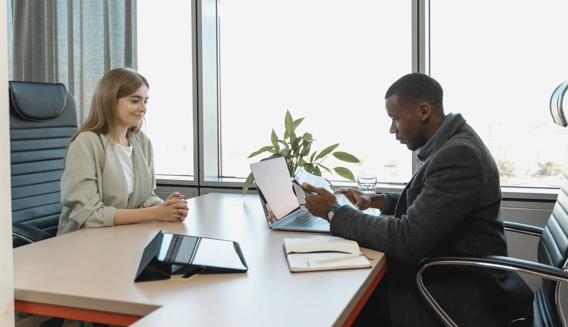 Candidat en train de passer un entretien d'embauche structuré