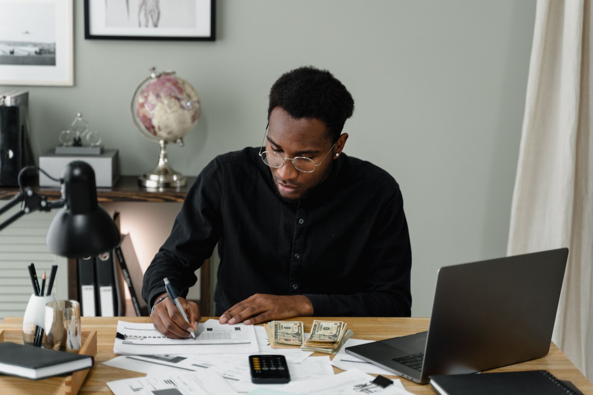 Entrepreneur cherchant le statut juridique idéal pour son entreprise