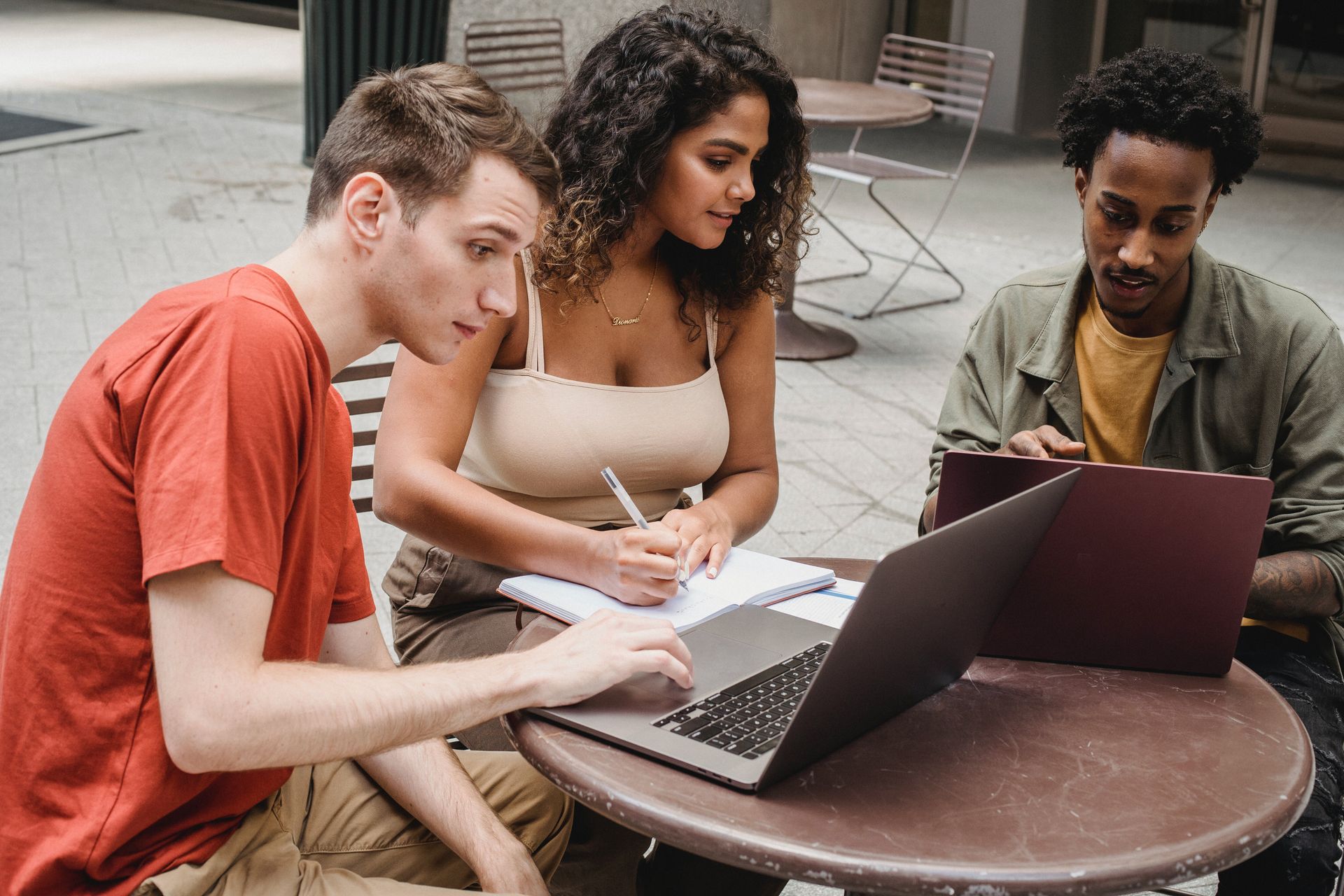 Photo de 3 personnes collaborant efficacement grâce à un bon management d'équipe