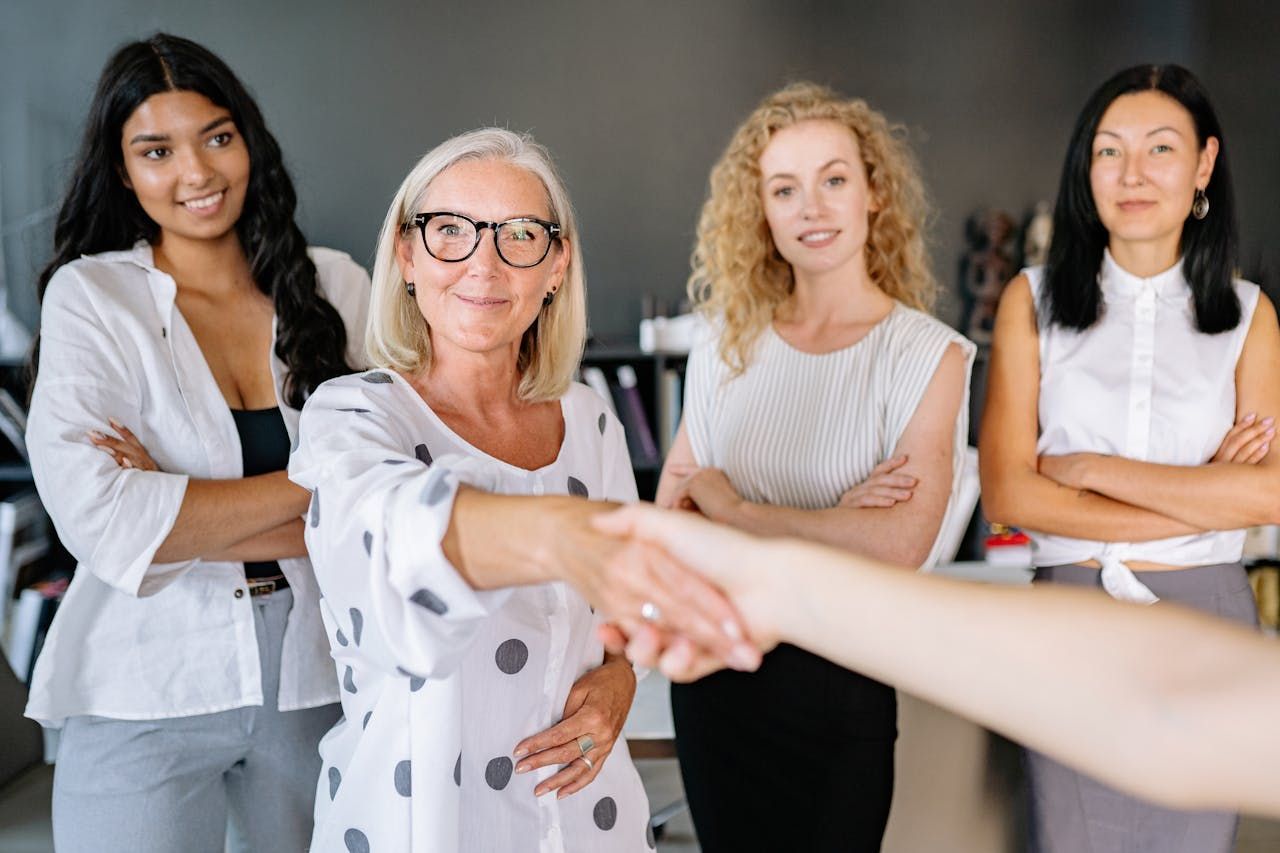 4 femmes souriantes lors d'une session de bilan de compétences à Bordeaux.