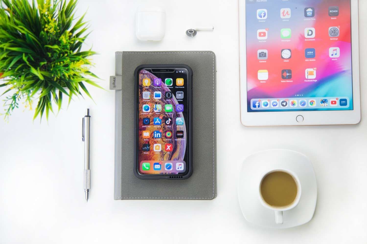 Photo d'un Iphone et d'un Ipad avec des icînes