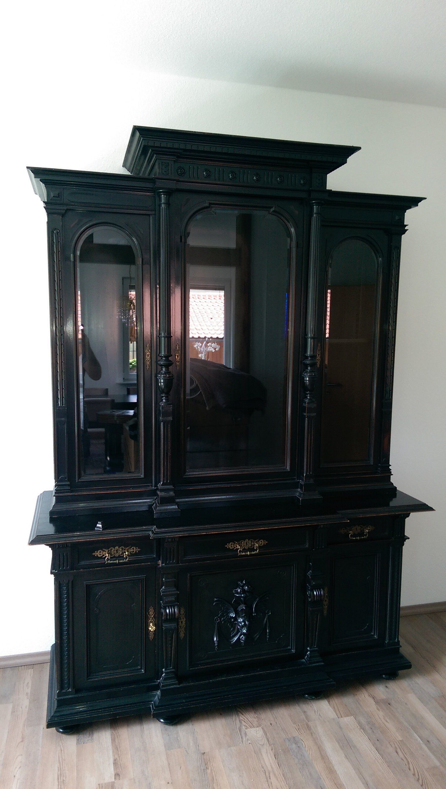 Alter Holzschrank im klassischen Design, bereitgestellt für den Möbeltransport.