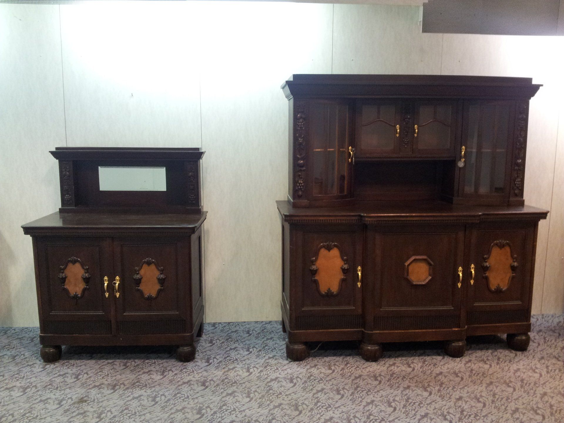 zwei antike Holzschränke mit dunklem Holz, für den Transport durch karlsruhe bereit