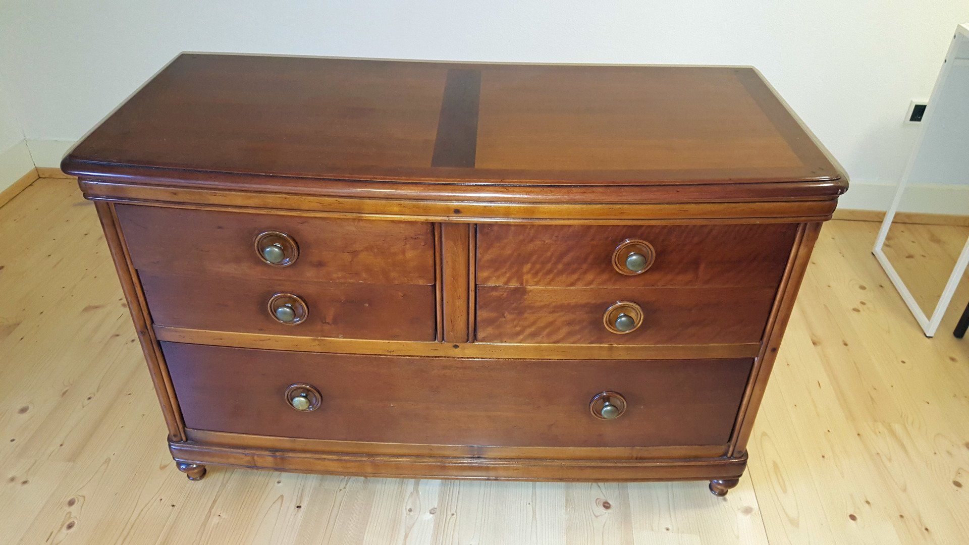 Eine antike kommode in unverpacktem Zustand vor dem Transport