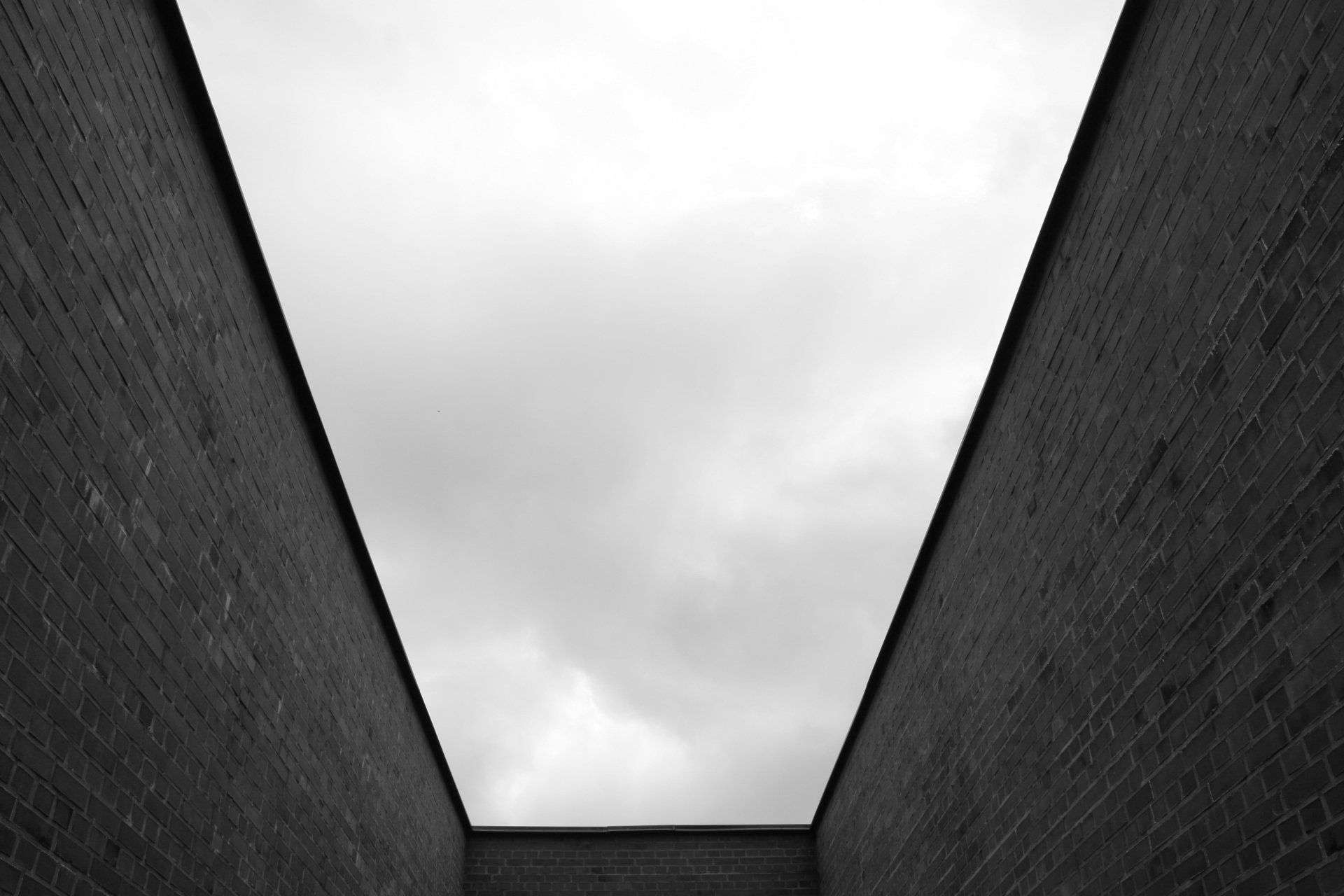 Konzentrationslager Husum-Schwesing - Details des Klinker-Mahnmals auf dem Gelände.