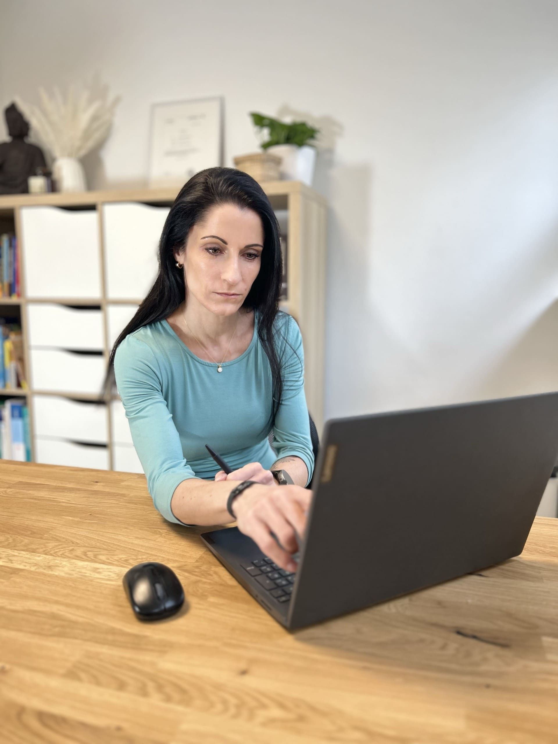 Analyse Blutbild Heilpraktikerin Melis Achatz bei der Analyse eines Blutbildes