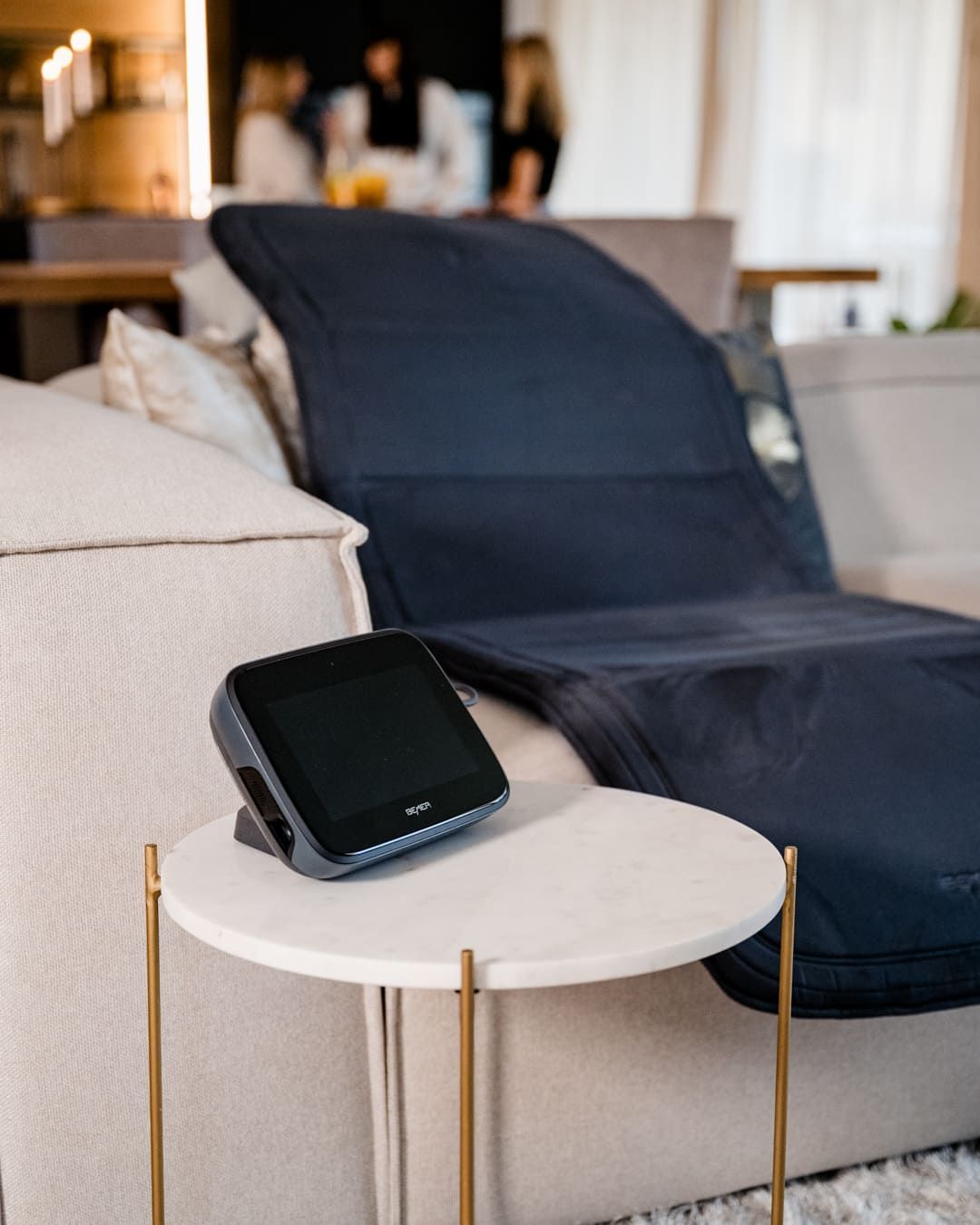 Entspannung mit großer Wirkung Bemer Matte auf dem Sofa mit Steuergerät