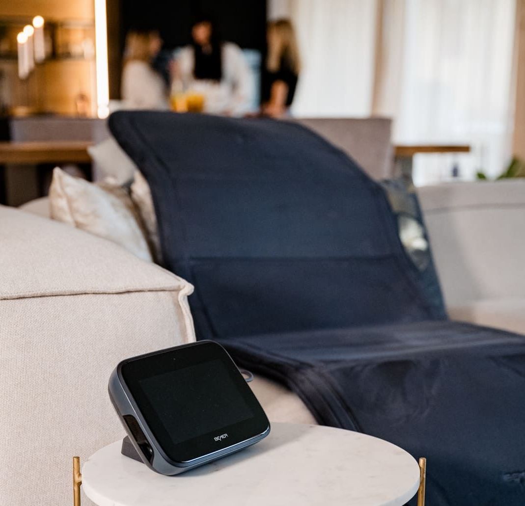 Erfahren Sie mehr zur physikalischen Gefäßtherapie BEMER... Bemer Gefäßtherapie-Matte auf dem Sofa