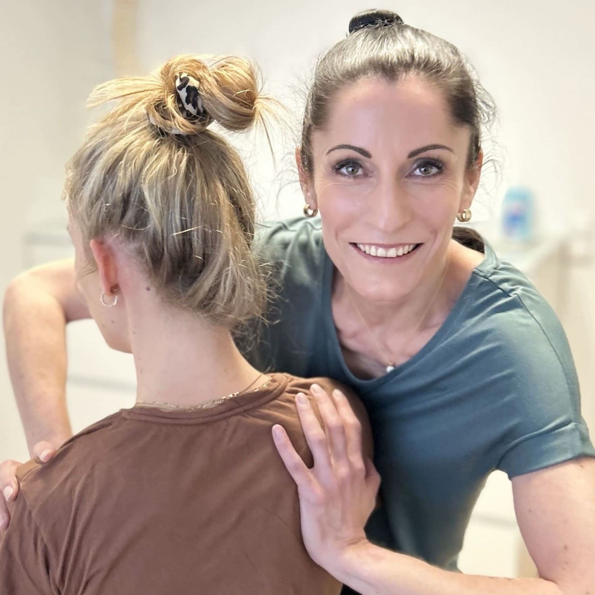 Heilpraktikerin Melis Achatz beim der chiropraktischen Therapie