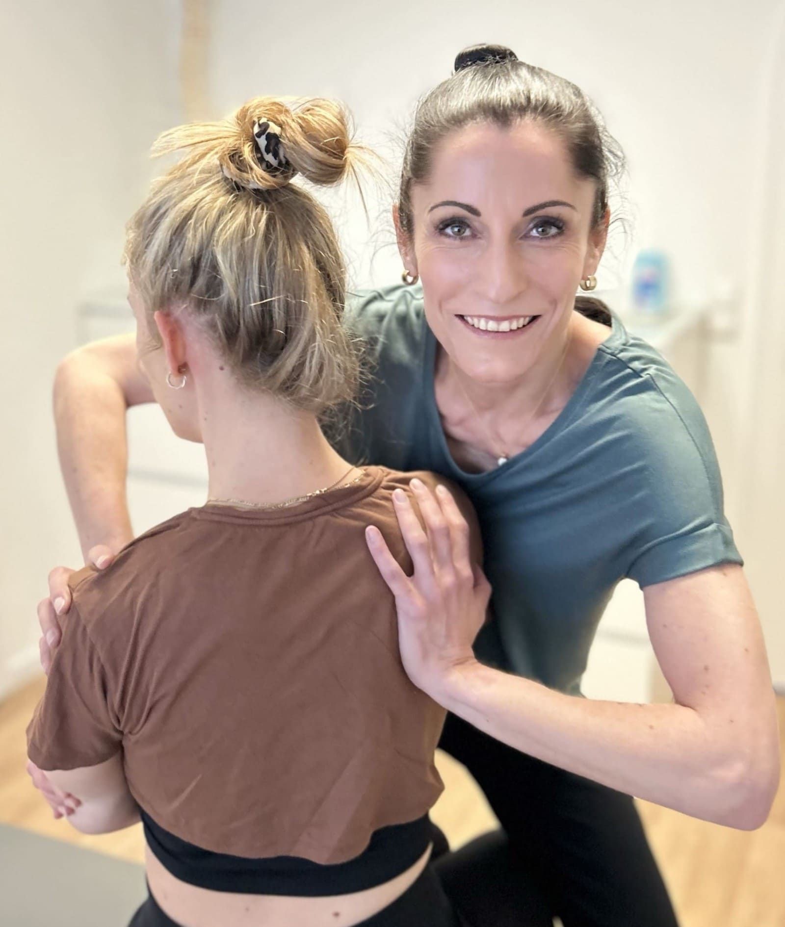 ganzheitliche Chiropraktik Heilpraktikerin Melis Achatz bei der ganzheitlicher Chiropraktik um Blockaden in der Wirbelsäule zu lösen