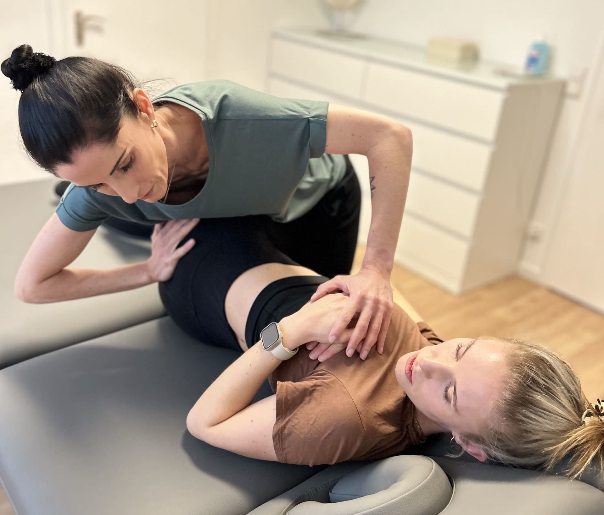 ganzheitliche Chiropraktik Heilpraktikerin Melis Achatz, wie sie bei einer Patienten die Lendenwirbelsäule mit ganzheitlicher Chiropraktik behandelt, um Schmerzen zu lindern