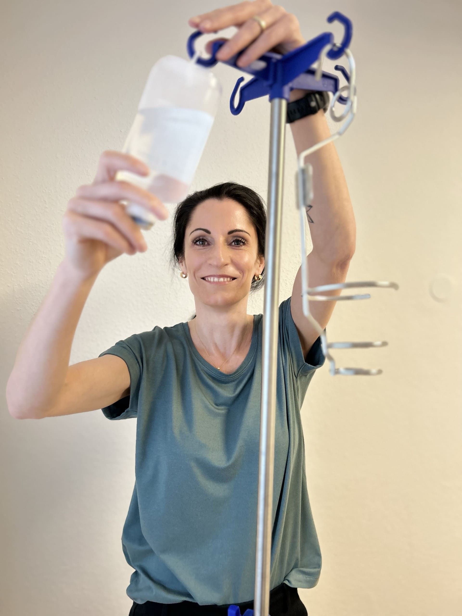 Infusion Heilpraktikerin Melis Achatz beim Vorbereiten einer Infusion nach einer Vitalstoffanalyse