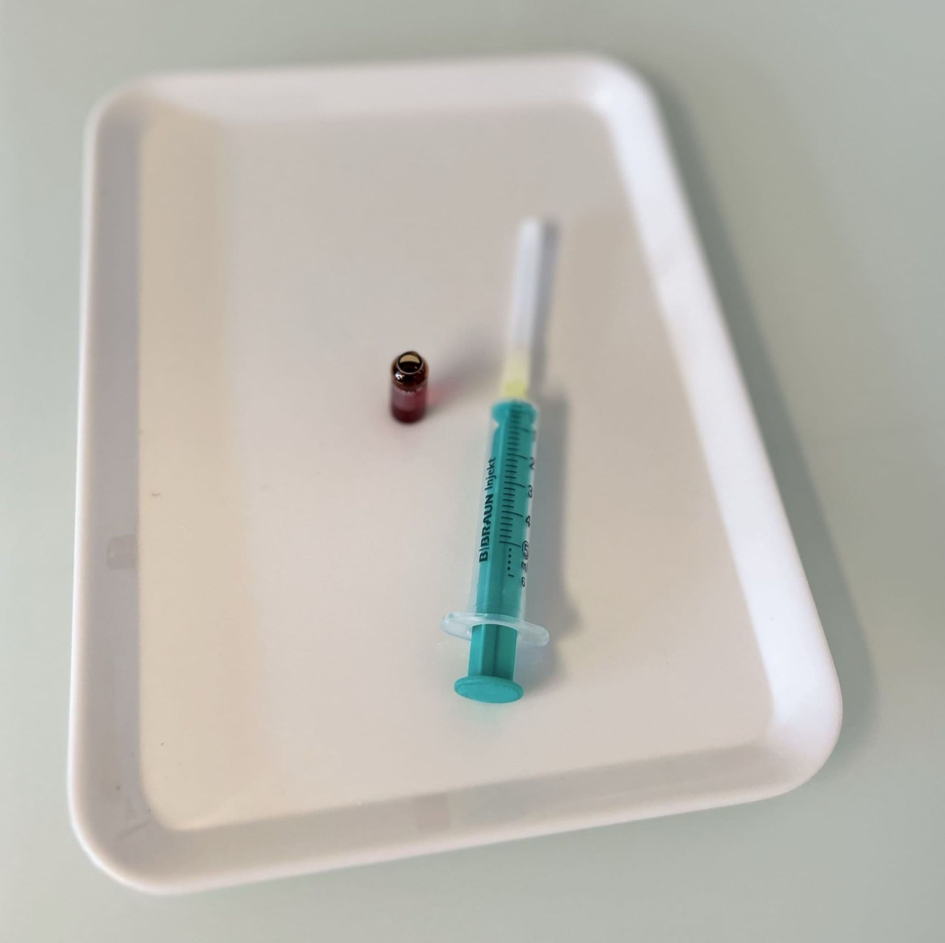 Erfahren Sie mehr über die Vitalstoffanalysen... Bild von Spritze, die auf einem weissen Tablett liegt, und für den Patienten für seine Vitalstoff-Therapie vorbereitet ist