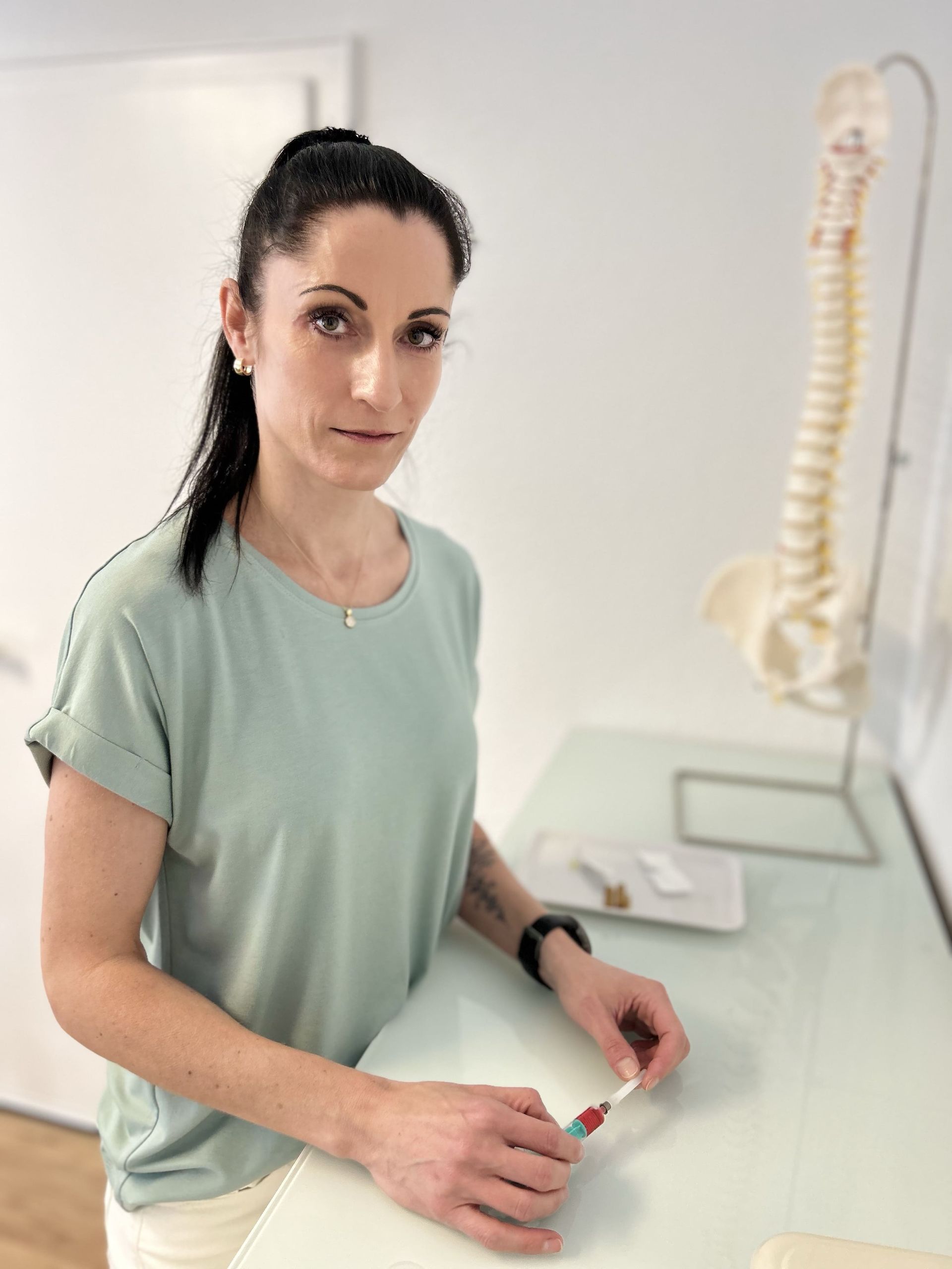 Injektion vor der Infusion Bild von Heilpraktikerin Melis Achatz, die eine Injektion für einen Patienten im Rahmen der Infusionstherapie vorbereitet