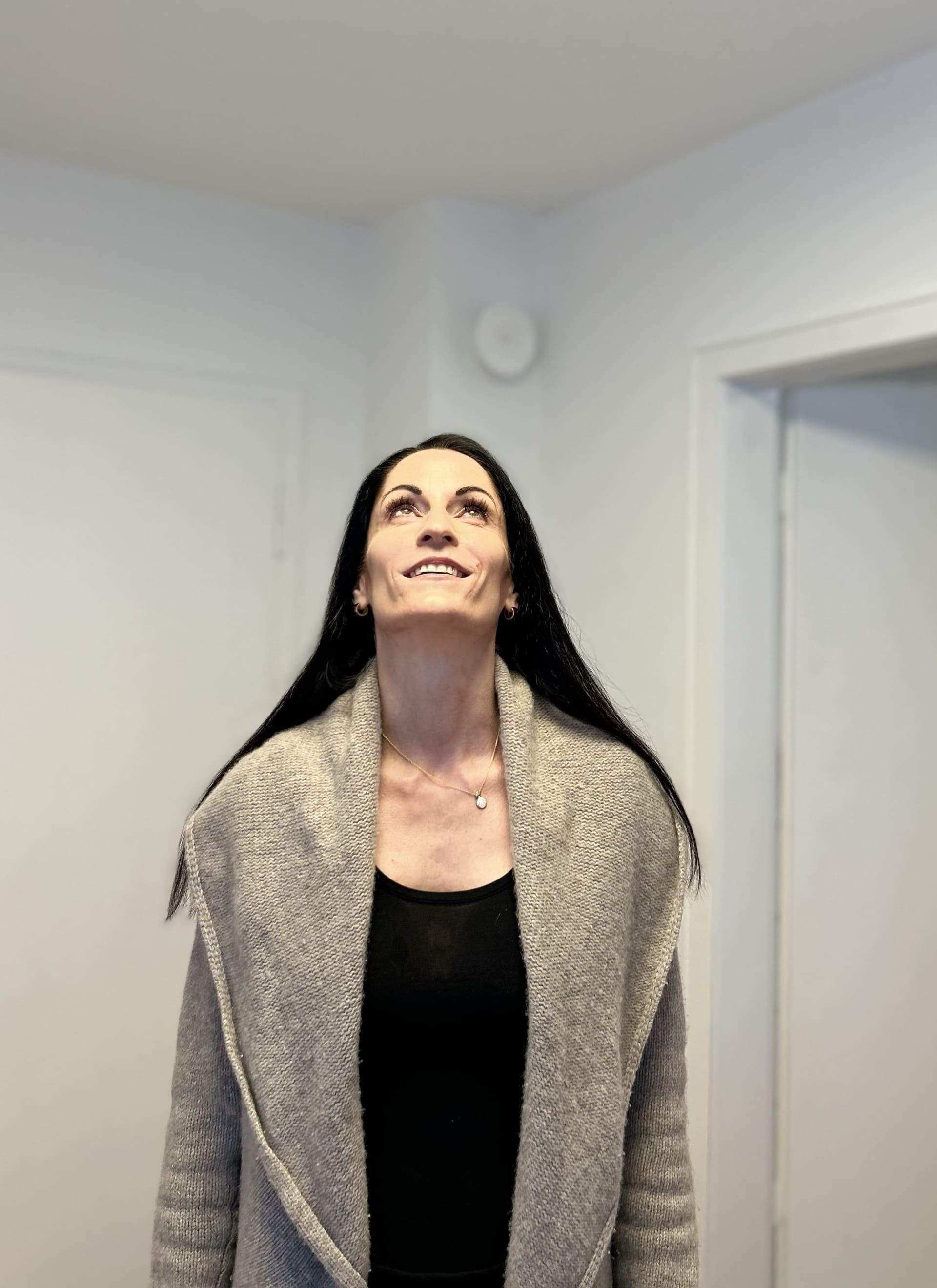 Spass muss sein... Heilpraktikerin Melis Achatz mit Blick nach oben