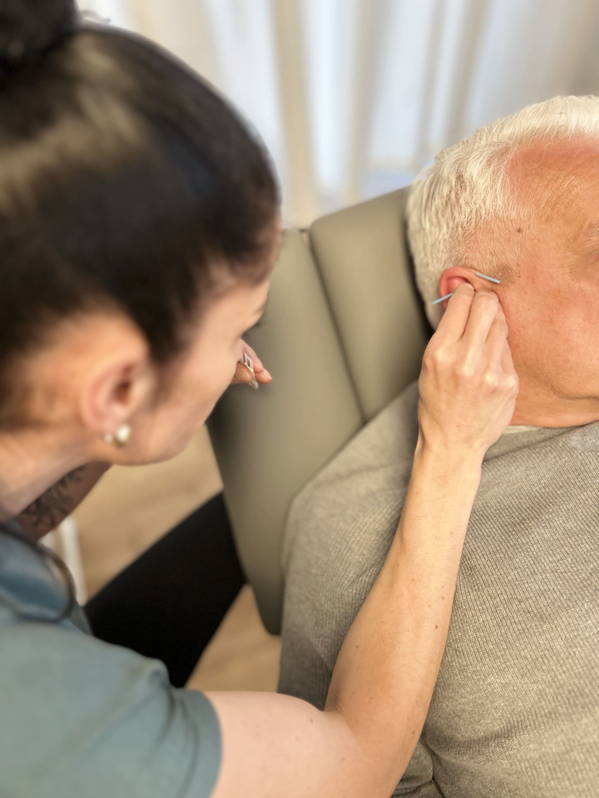 Ohr-Akupunktur Heilpraktikerin Melis Achatz beim Setzen von Akupunkturnadeln bei der Ohr-Akupunktur