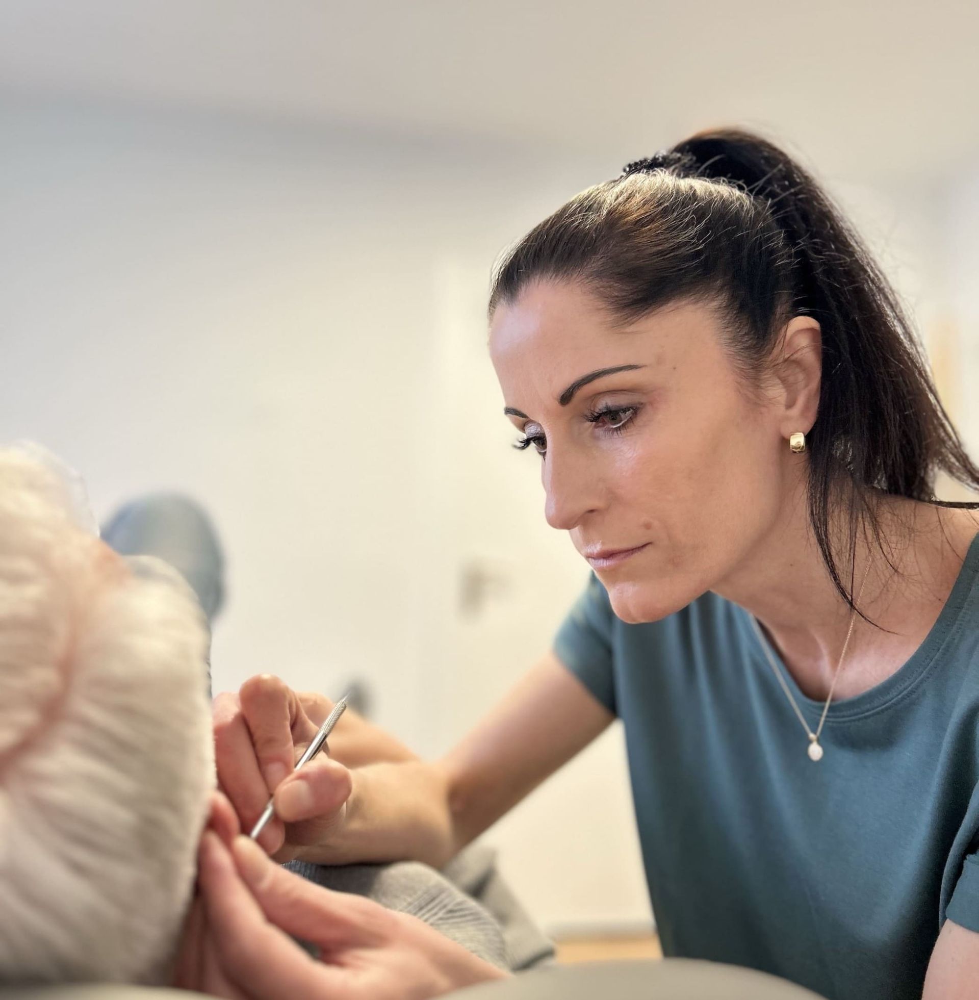 Erfahren Sie mehr zur Ohr-Akupunktur... Heilpraktikerin Melis Achatz bei der Ohr-Akupunktur