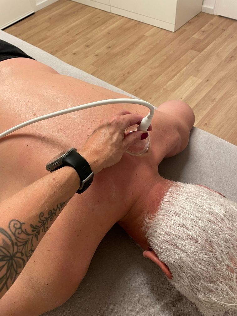 entspannende Pulsationen mit tiefer Wirkung Heilpraktikerin Melis Achatz bei der pneumatischen Pulsationstherapie