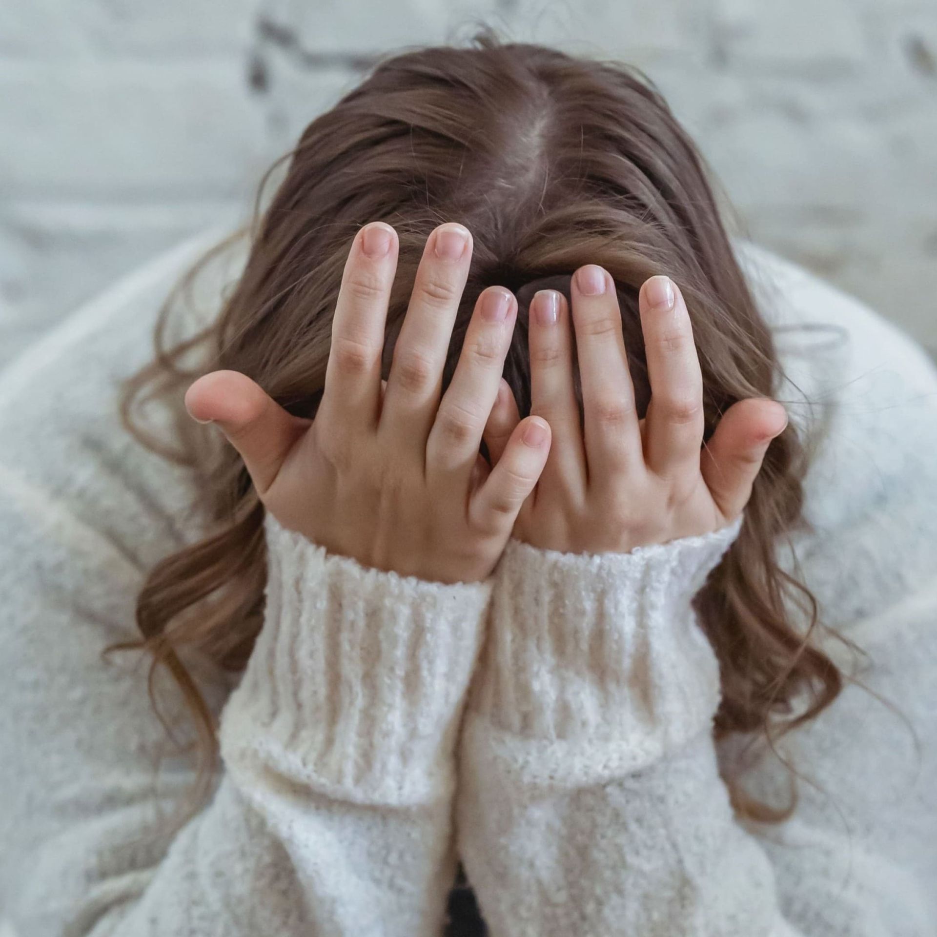 Erfahren Sie mehr zur Schmerztherapie... Bild von schmerzgeplagter Patienten von Heilpraktikerin Melis Achatz, die vor Verzweiflung über den Schmerz ihren Kopf in ihren Händen gestützt hält