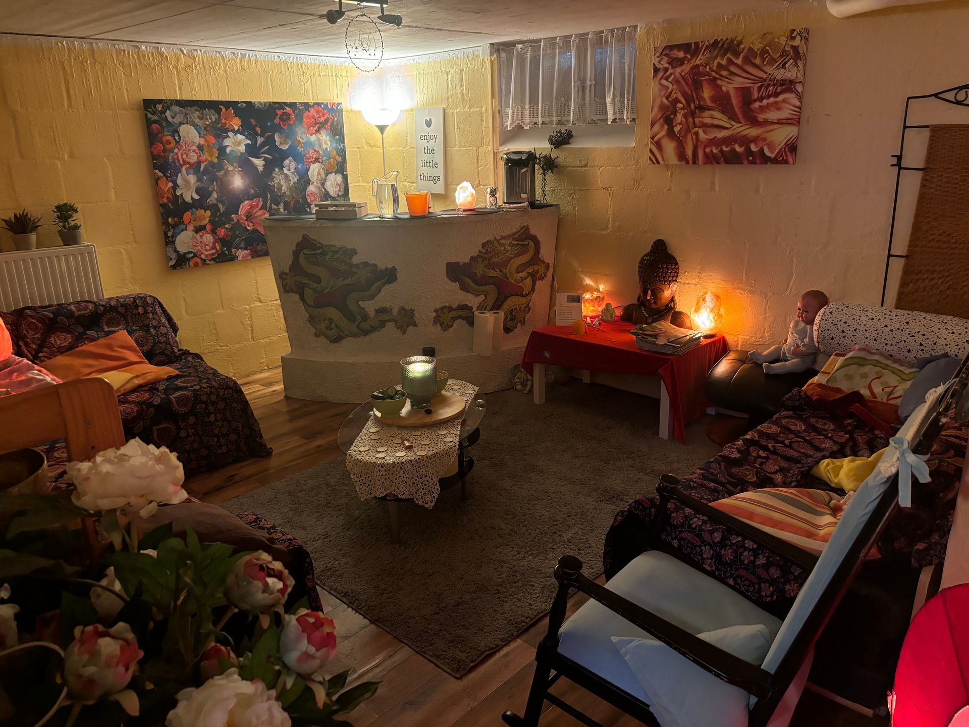 Das bin ich Hallo ,ich bin Brigitta Wagner. Seit fast 20 Jahren arbeite und lebe ich mit Reiki und der geistigen Welt. Dies hat meine Sicht auf die Dinde,welche einem im Leben geschehen, verändert. Ich gehe mit einem großen Vertrauen ins SEIN, durch mein Leben. Diese Erfahrung und Möglichkeit möchte ich mit anderen teilen und zugänglich machen. Ich unterstützte dabei die Harmonie und Entspannung zurück in den Alltag zuholen. Ich habe folgende Ausbildungen -Geistiges Heilen -Begradigungsenergie -Regressions-Therapeutin -Reikimeisterin& Ausbilderin im Usui Reiki Shiki Ryoho Das bin ich