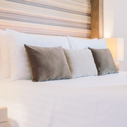 Kissen liegen auf bequemem Bett.