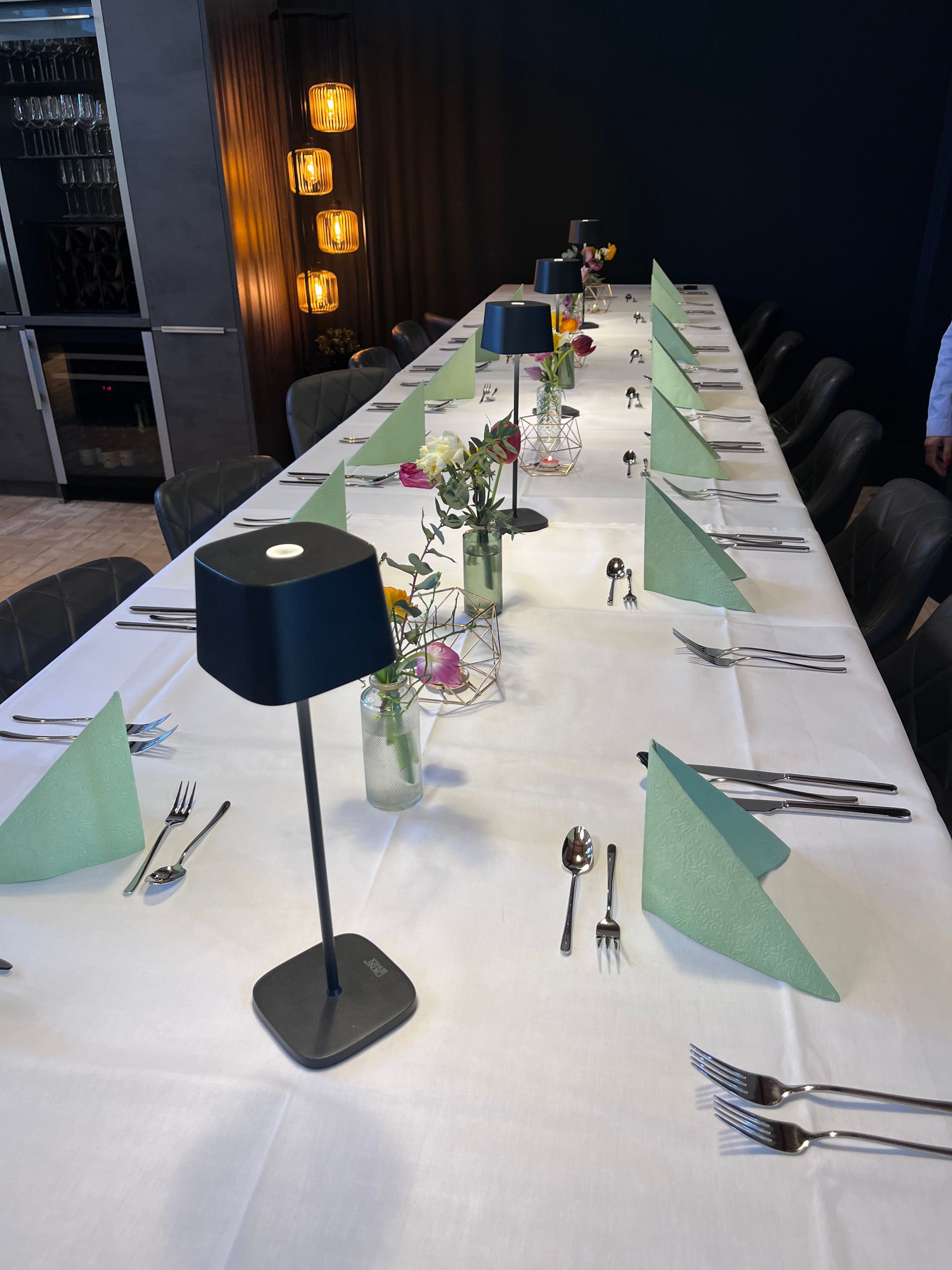 Gedeckter Tisch mit Besteck und Servietten in der Kochschule