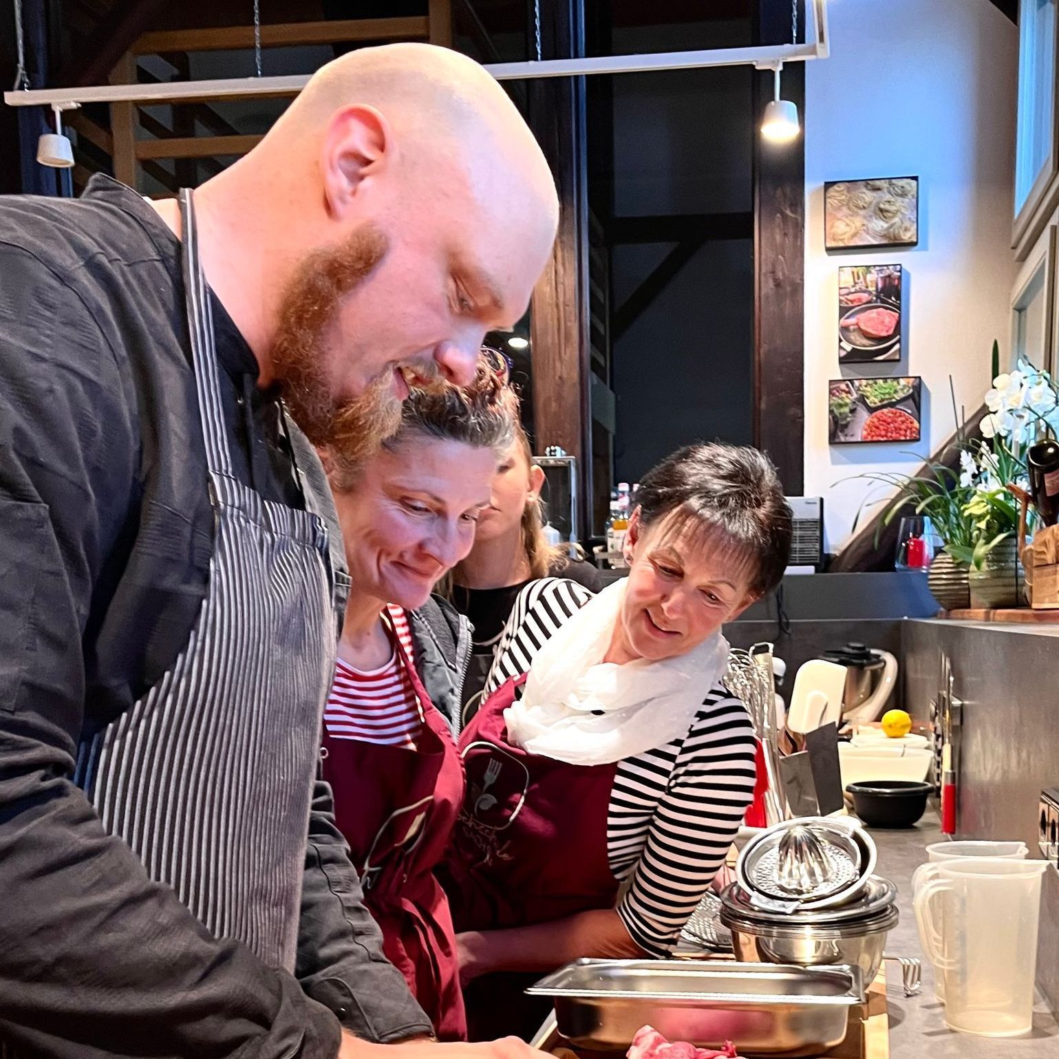 Koch Florian gibt Teilnehmerinnen Tipps beim Kochen