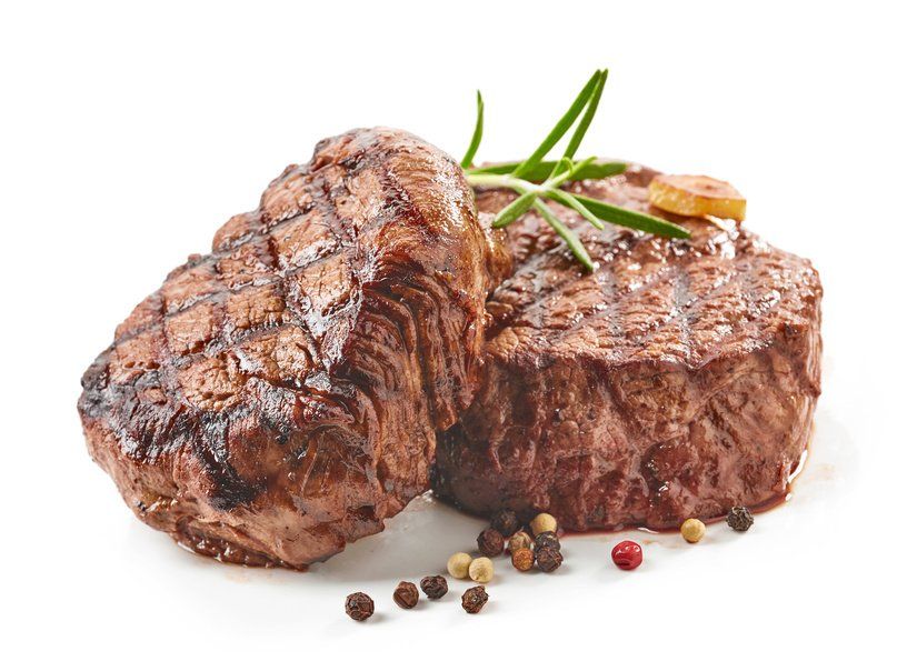 2 saftige Steaks liegen nebeneinander